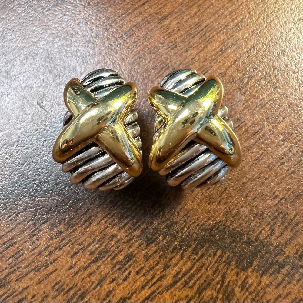 Cable Huggie X earrings